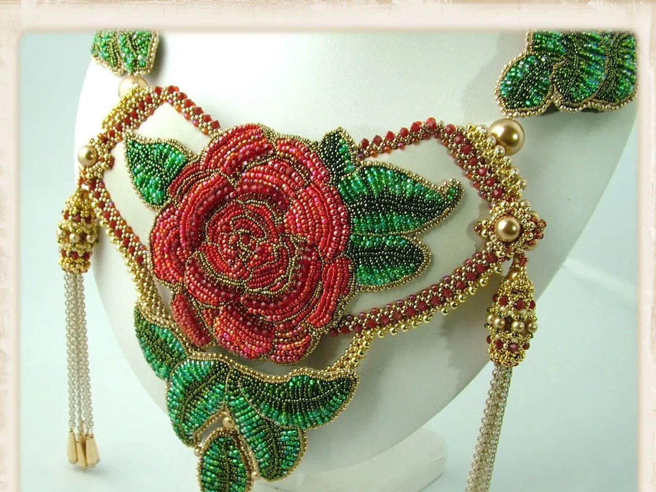 Customs officers at the HZA-UL airport found abandoned gold jewelry.