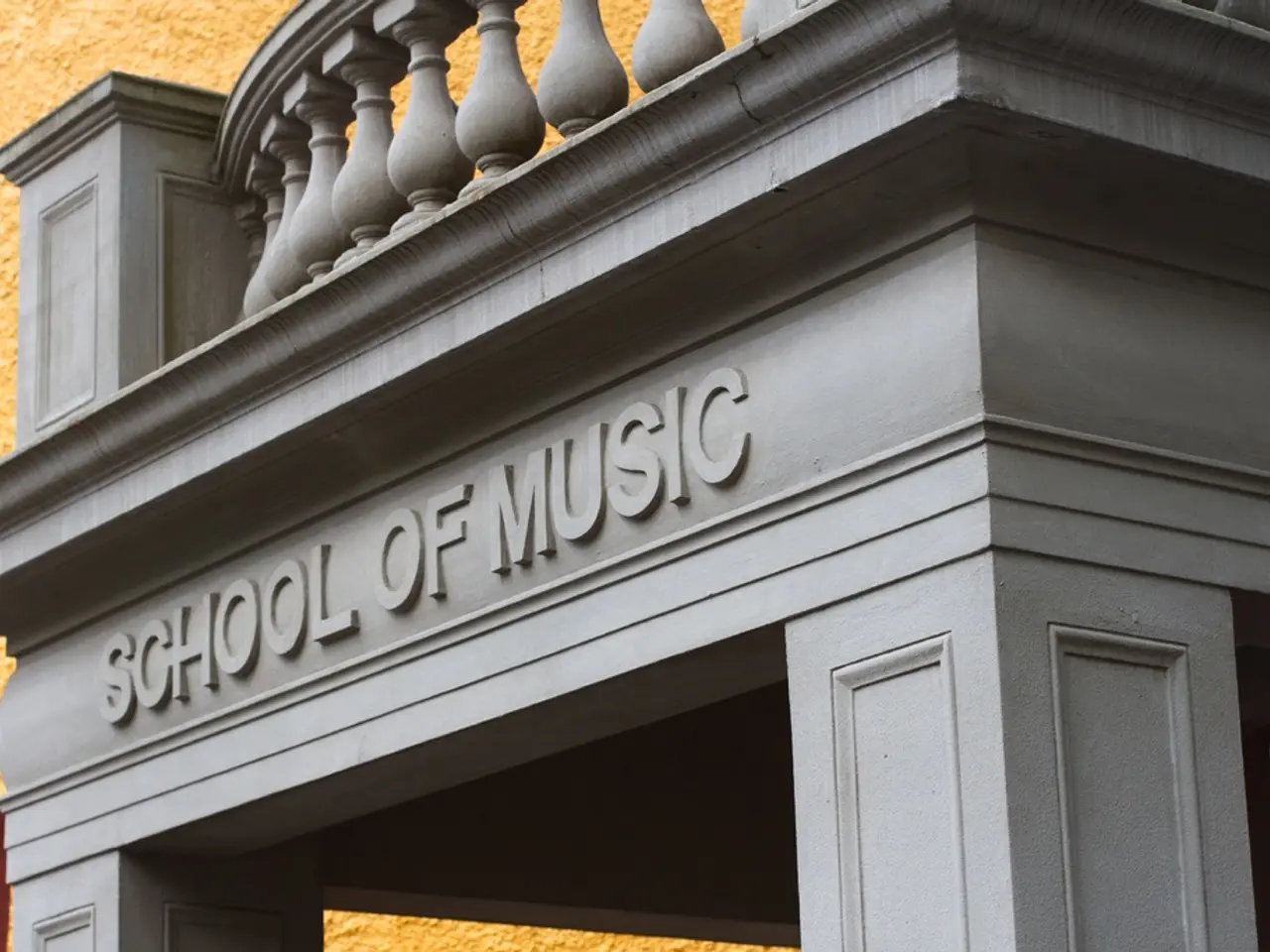 In this picture I can see a building with the text on it.